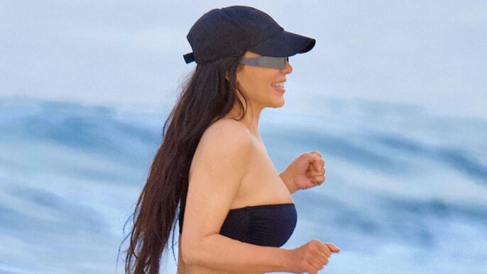 Kim Kardashian Black Bikini di Pantai Malibu
