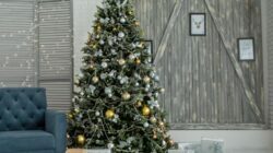 menghias pohon natal